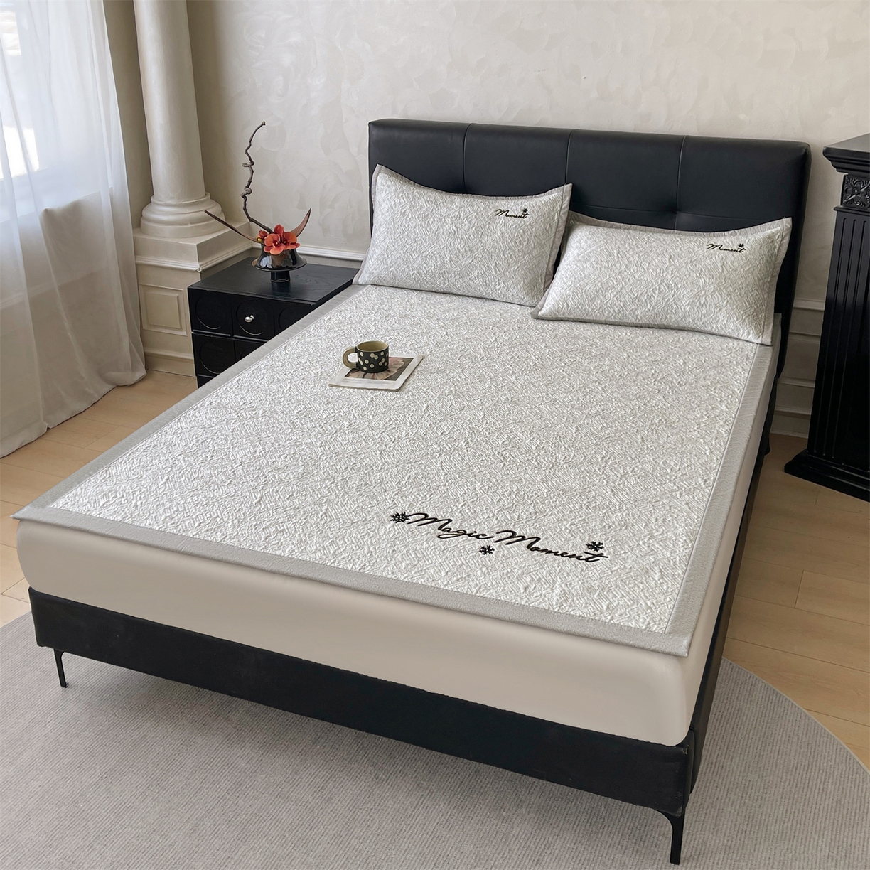 91家纺网 家纺一手货源 找家纺 慕木家纺 2026新款巴洛克刺绣系列冰豆豆凉席和床笠凉席席子空调软席 巴洛克-灰 床席款