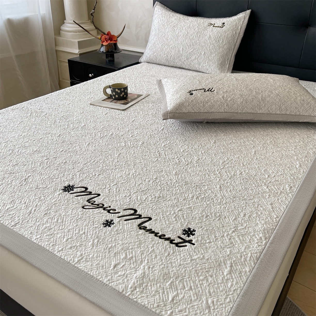 91家纺网 家纺一手货源 找家纺 慕木家纺 2026新款巴洛克刺绣系列冰豆豆凉席和床笠凉席席子空调软席 巴洛克-灰 床席款