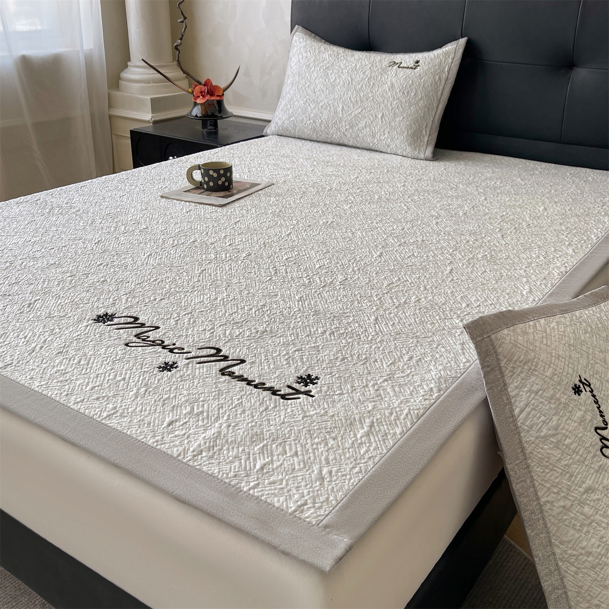 91家纺网 家纺一手货源 找家纺 慕木家纺 2026新款巴洛克刺绣系列冰豆豆凉席和床笠凉席席子空调软席 巴洛克-灰 床席款