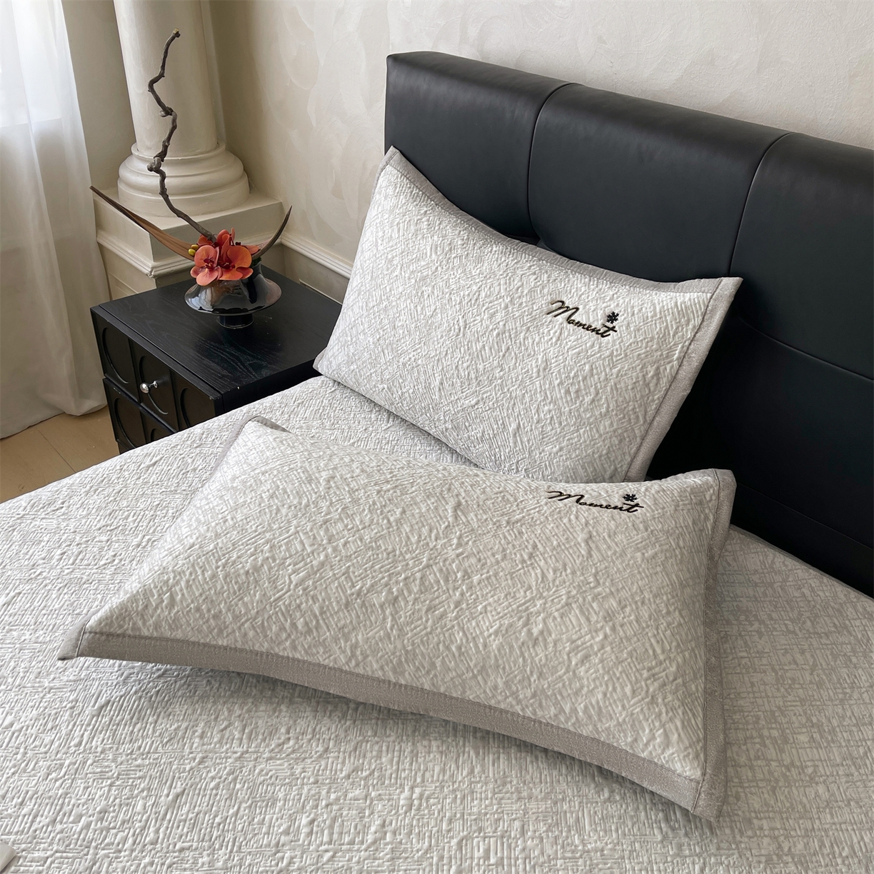 91家纺网 家纺一手货源 找家纺 慕木家纺 2026新款巴洛克刺绣系列冰豆豆凉席和床笠凉席席子空调软席 巴洛克-灰 床席款