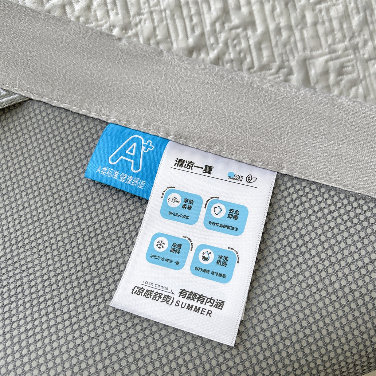 91家纺网 家纺一手货源 找家纺 慕木家纺 2026新款巴洛克刺绣系列冰豆豆凉席和床笠凉席席子空调软席 巴洛克-灰 床席款