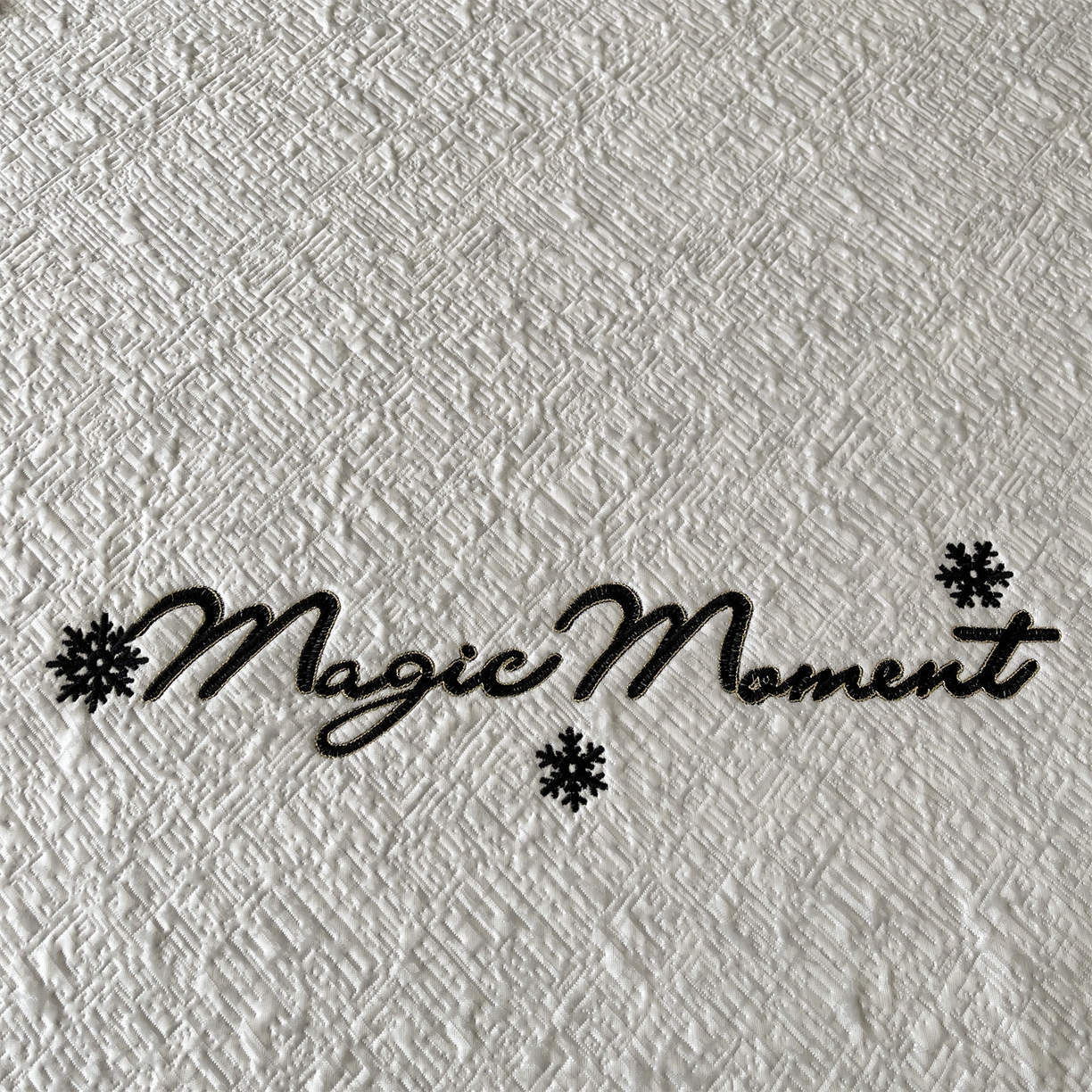 91家纺网 家纺一手货源 找家纺 慕木家纺 2026新款巴洛克刺绣系列冰豆豆凉席和床笠凉席席子空调软席 巴洛克-灰 床席款