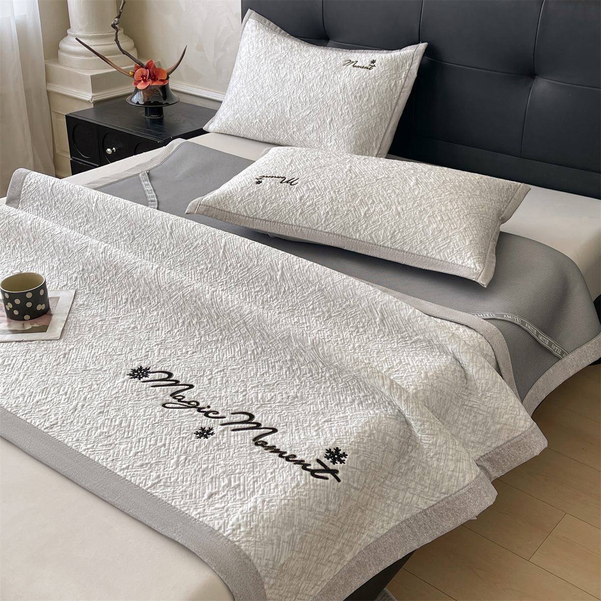 91家纺网 家纺一手货源 找家纺 慕木家纺 2026新款巴洛克刺绣系列冰豆豆凉席和床笠凉席席子空调软席 巴洛克-灰 床席款