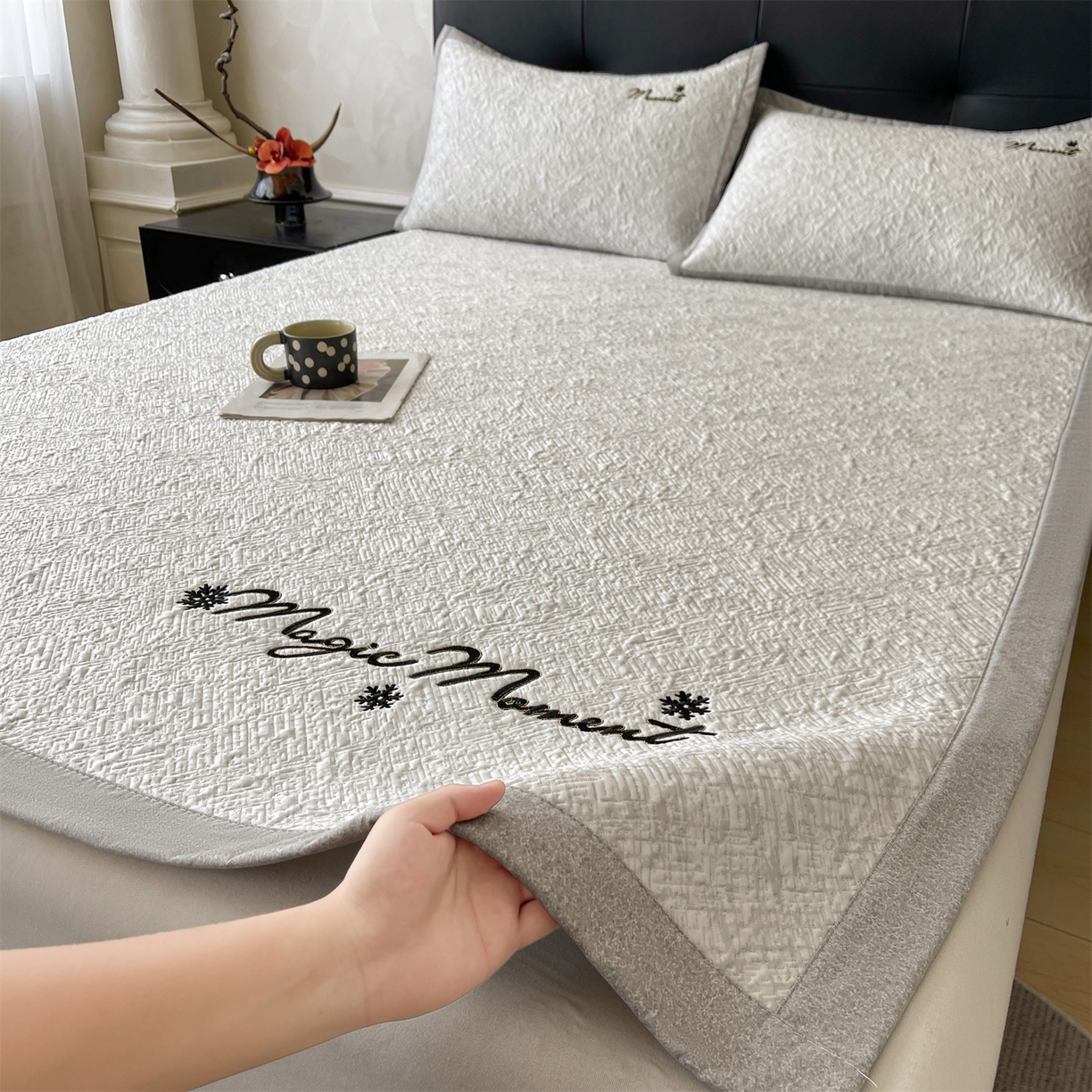 91家纺网 家纺一手货源 找家纺 慕木家纺 2026新款巴洛克刺绣系列冰豆豆凉席和床笠凉席席子空调软席 巴洛克-灰 床席款