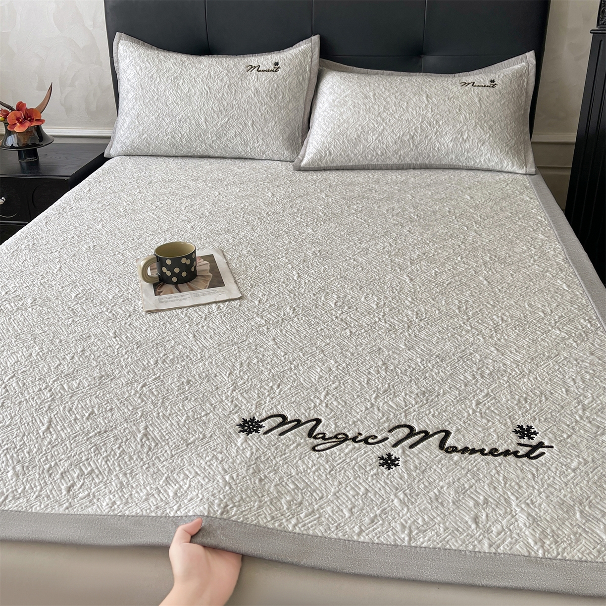 91家纺网 家纺一手货源 找家纺 慕木家纺 2026新款巴洛克刺绣系列冰豆豆凉席和床笠凉席席子空调软席 巴洛克-灰 床席款