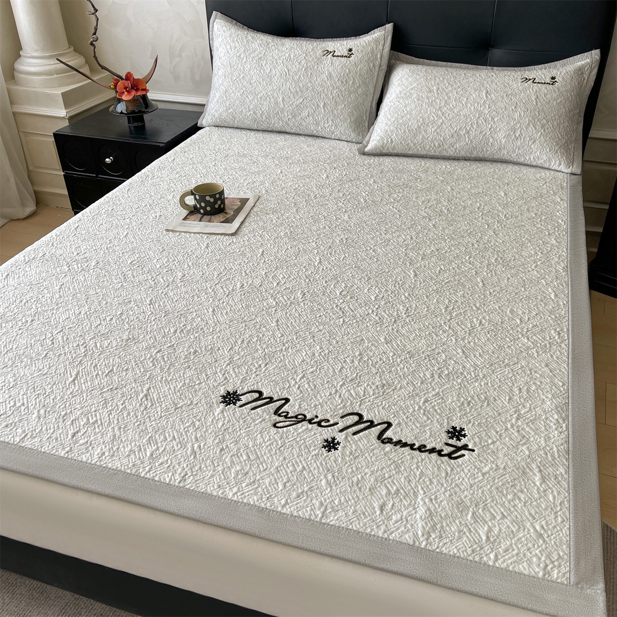 91家纺网 家纺一手货源 找家纺 慕木家纺 2026新款巴洛克刺绣系列冰豆豆凉席和床笠凉席席子空调软席 巴洛克-灰 床席款