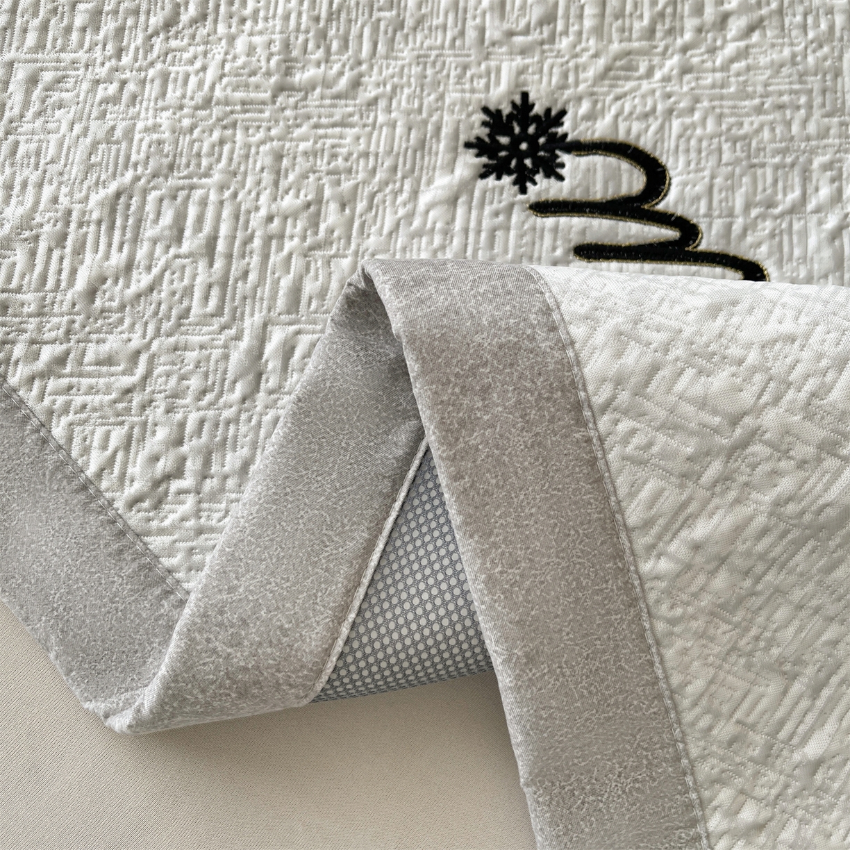 91家纺网 家纺一手货源 找家纺 慕木家纺 2026新款巴洛克刺绣系列冰豆豆凉席和床笠凉席席子空调软席 巴洛克-灰 床席款