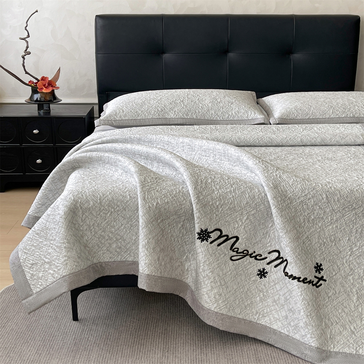 91家纺网 家纺一手货源 找家纺 慕木家纺 2026新款巴洛克刺绣系列冰豆豆凉席和床笠凉席席子空调软席 巴洛克-灰 床席款