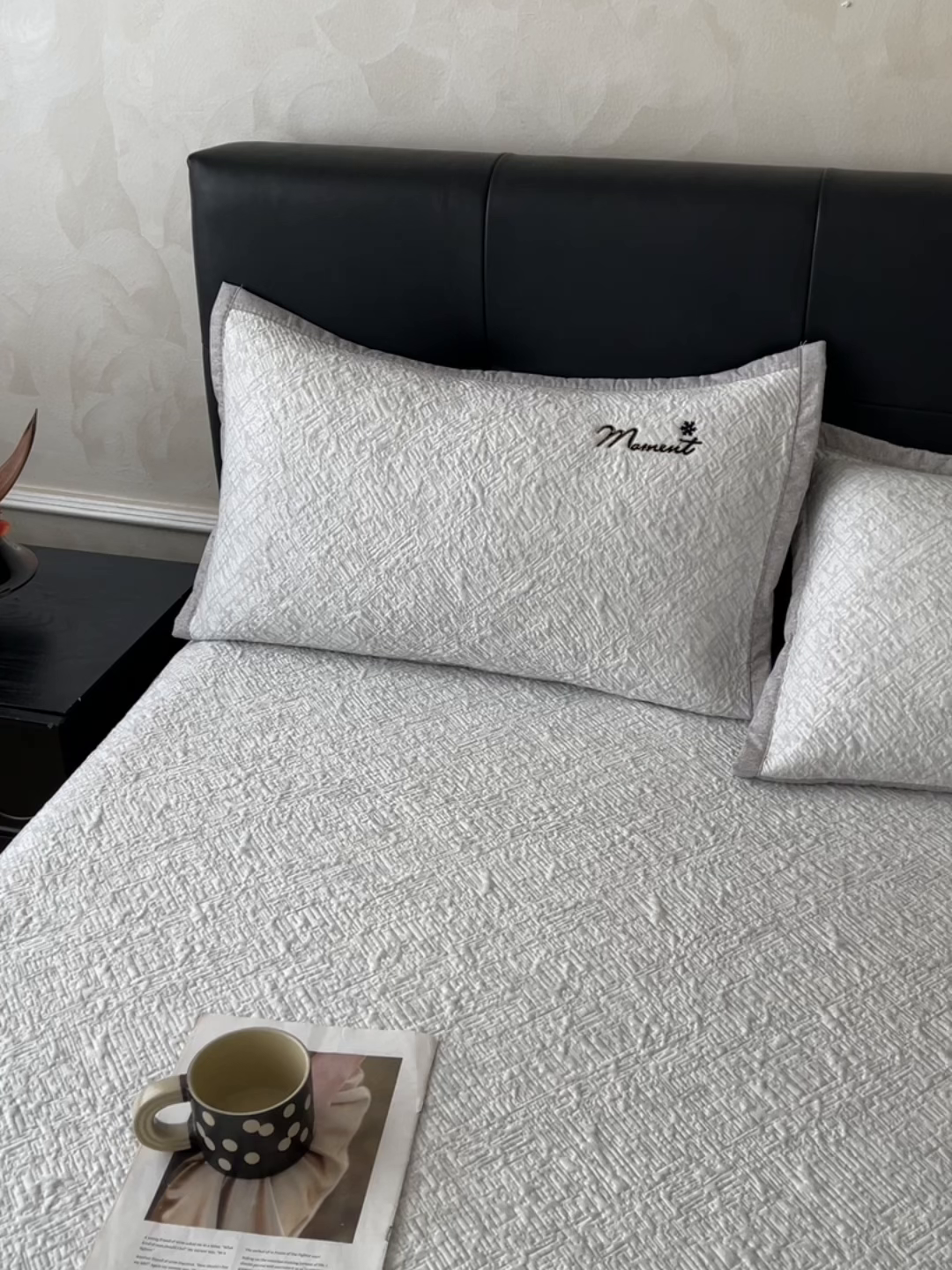 91家纺网 家纺一手货源 找家纺 慕木家纺 2026新款巴洛克刺绣系列冰豆豆凉席和床笠凉席席子空调软席 巴洛克-灰 床席款