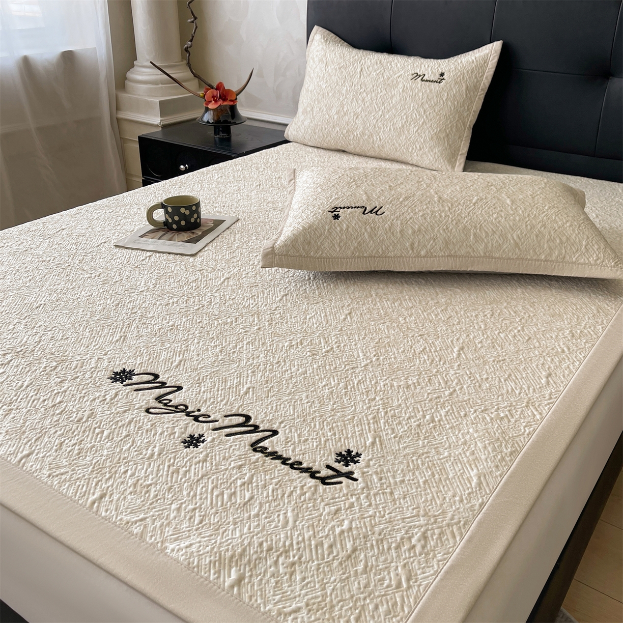 91家纺网 家纺一手货源 找家纺 慕木家纺 2026新款巴洛克刺绣系列冰豆豆凉席和床笠凉席席子空调软席 巴洛克-卡其 床席款