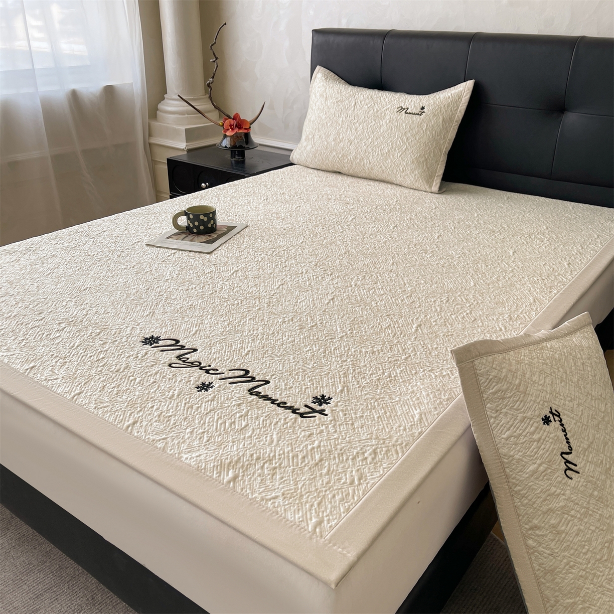 91家纺网 家纺一手货源 找家纺 慕木家纺 2026新款巴洛克刺绣系列冰豆豆凉席和床笠凉席席子空调软席 巴洛克-卡其 床席款