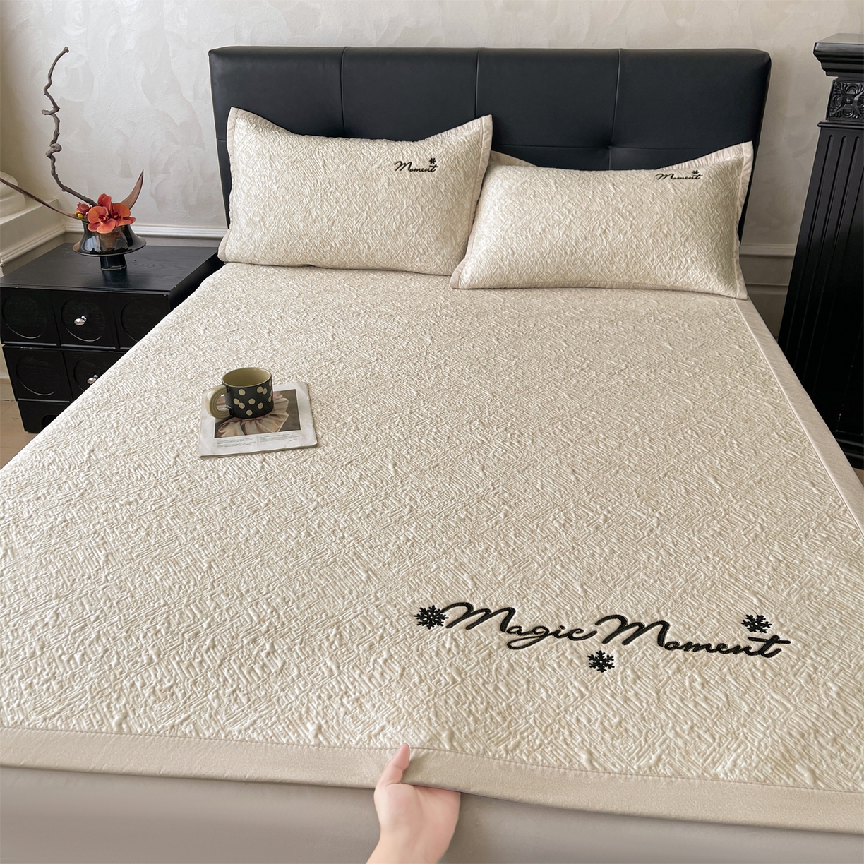 91家纺网 家纺一手货源 找家纺 慕木家纺 2026新款巴洛克刺绣系列冰豆豆凉席和床笠凉席席子空调软席 巴洛克-卡其 床席款