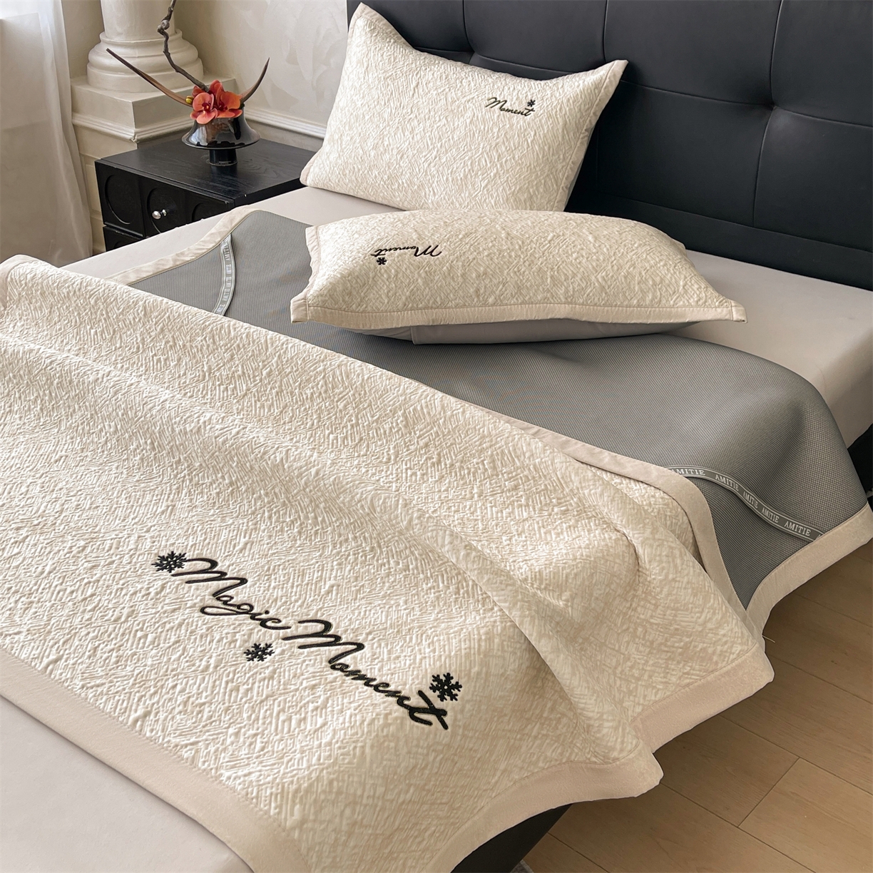 91家纺网 家纺一手货源 找家纺 慕木家纺 2026新款巴洛克刺绣系列冰豆豆凉席和床笠凉席席子空调软席 巴洛克-卡其 床席款