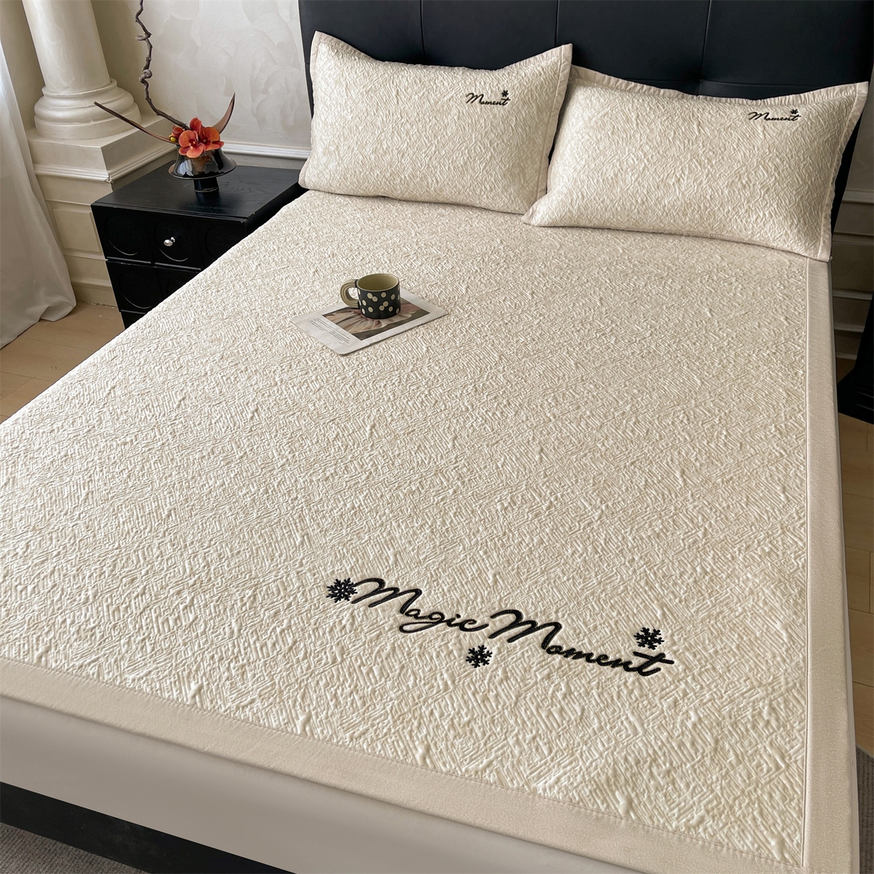 91家纺网 家纺一手货源 找家纺 慕木家纺 2026新款巴洛克刺绣系列冰豆豆凉席和床笠凉席席子空调软席 巴洛克-卡其 床席款