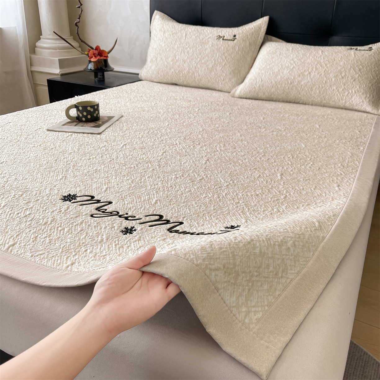 91家纺网 家纺一手货源 找家纺 慕木家纺 2026新款巴洛克刺绣系列冰豆豆凉席和床笠凉席席子空调软席 巴洛克-卡其 床席款