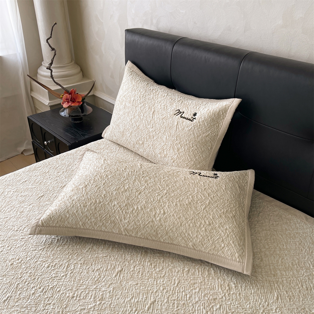 91家纺网 家纺一手货源 找家纺 慕木家纺 2026新款巴洛克刺绣系列冰豆豆凉席和床笠凉席席子空调软席 巴洛克-卡其 床席款