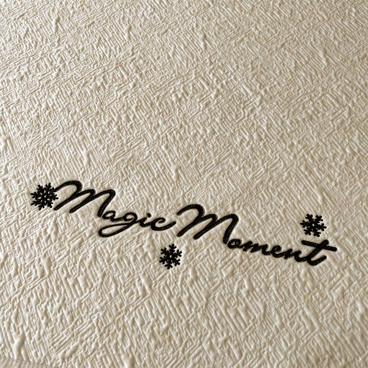 91家纺网 家纺一手货源 找家纺 慕木家纺 2026新款巴洛克刺绣系列冰豆豆凉席和床笠凉席席子空调软席 巴洛克-卡其 床席款