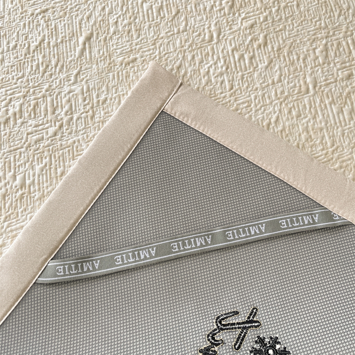 91家纺网 家纺一手货源 找家纺 慕木家纺 2026新款巴洛克刺绣系列冰豆豆凉席和床笠凉席席子空调软席 巴洛克-卡其 床席款