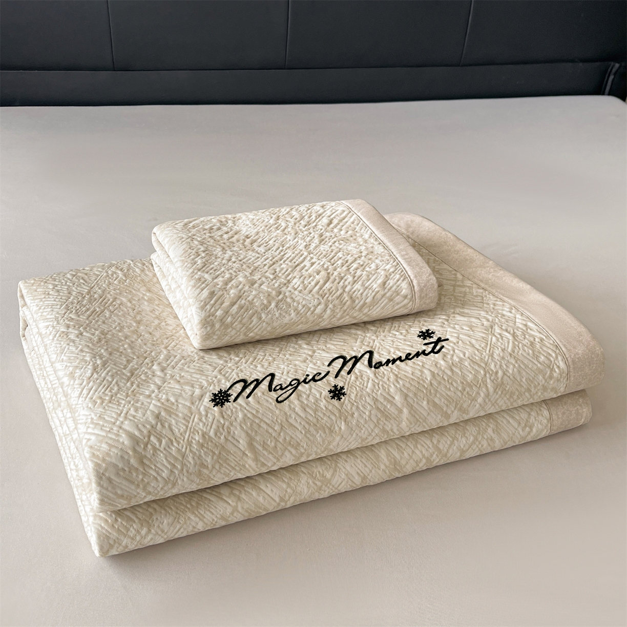 91家纺网 家纺一手货源 找家纺 慕木家纺 2026新款巴洛克刺绣系列冰豆豆凉席和床笠凉席席子空调软席 巴洛克-卡其 床席款