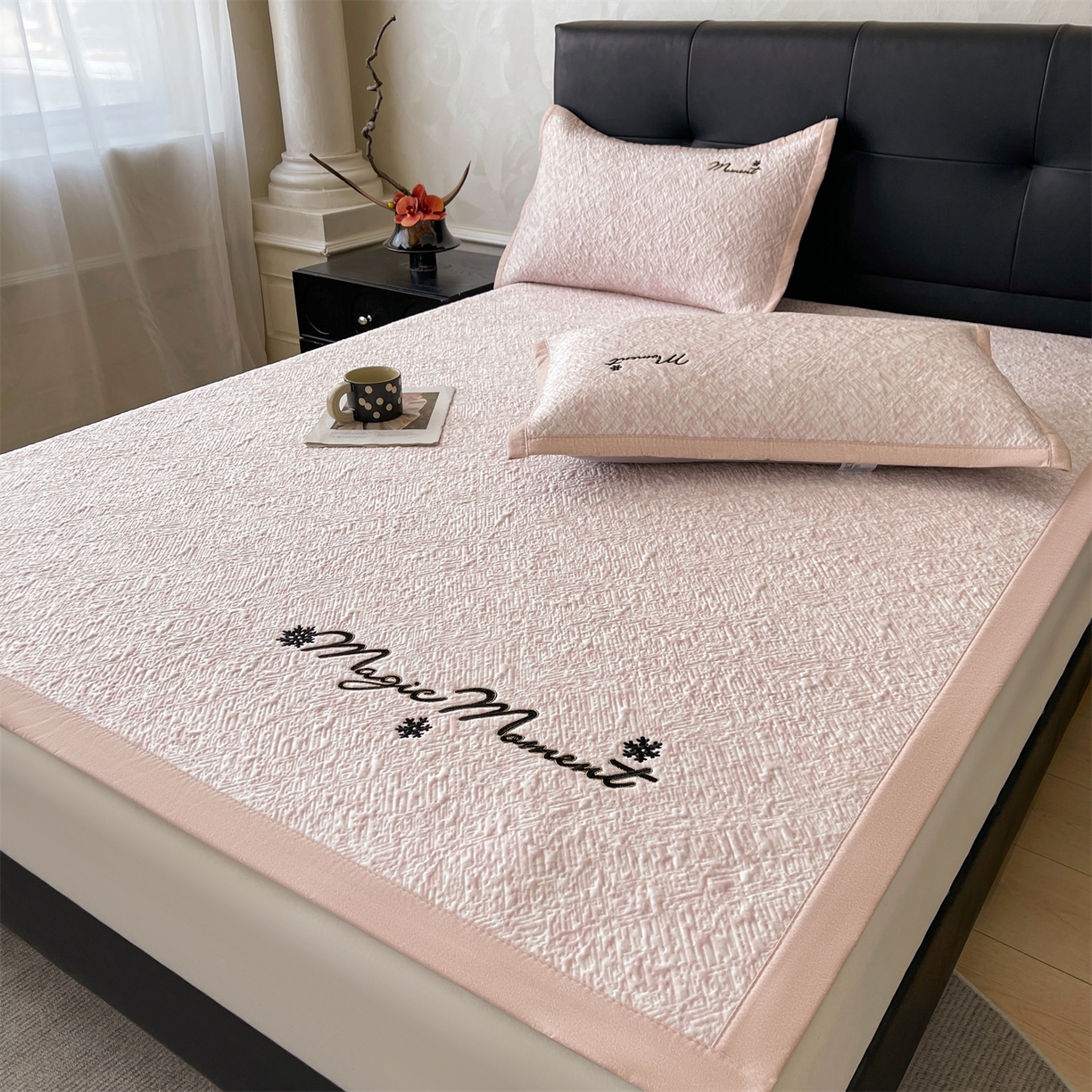 91家纺网 家纺一手货源 找家纺 慕木家纺 2026新款巴洛克刺绣系列冰豆豆凉席和床笠凉席席子空调软席 巴洛克-粉 床席款