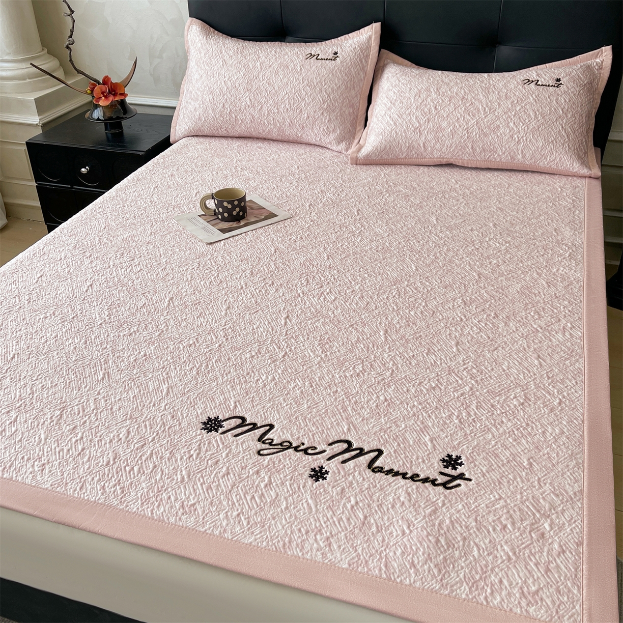 91家纺网 家纺一手货源 找家纺 慕木家纺 2026新款巴洛克刺绣系列冰豆豆凉席和床笠凉席席子空调软席 巴洛克-粉 床席款