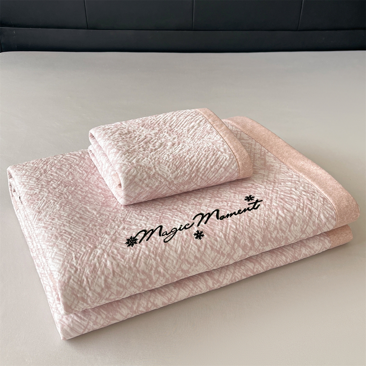 91家纺网 家纺一手货源 找家纺 慕木家纺 2026新款巴洛克刺绣系列冰豆豆凉席和床笠凉席席子空调软席 巴洛克-粉 床席款