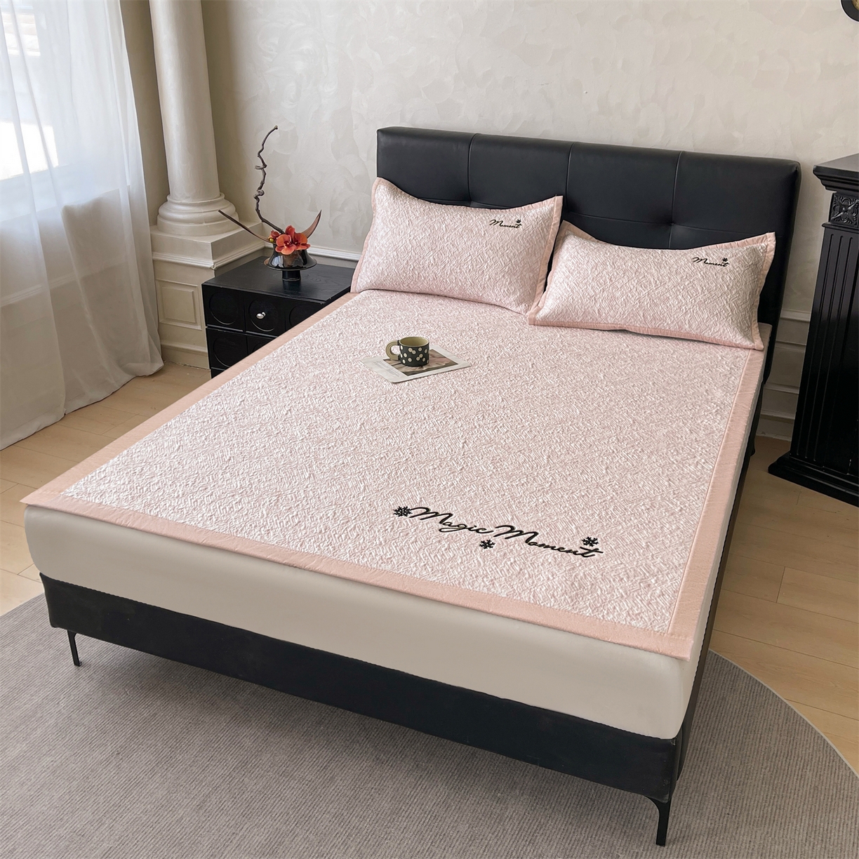 91家纺网 家纺一手货源 找家纺 慕木家纺 2026新款巴洛克刺绣系列冰豆豆凉席和床笠凉席席子空调软席 巴洛克-粉 床席款