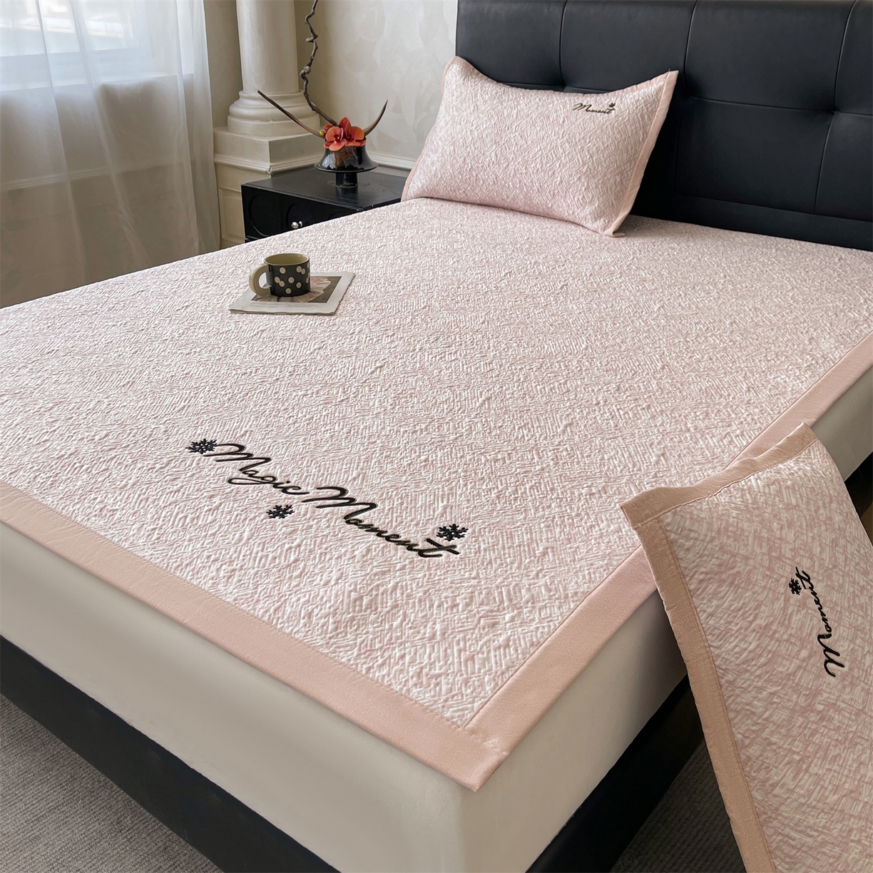 91家纺网 家纺一手货源 找家纺 慕木家纺 2026新款巴洛克刺绣系列冰豆豆凉席和床笠凉席席子空调软席 巴洛克-粉 床席款