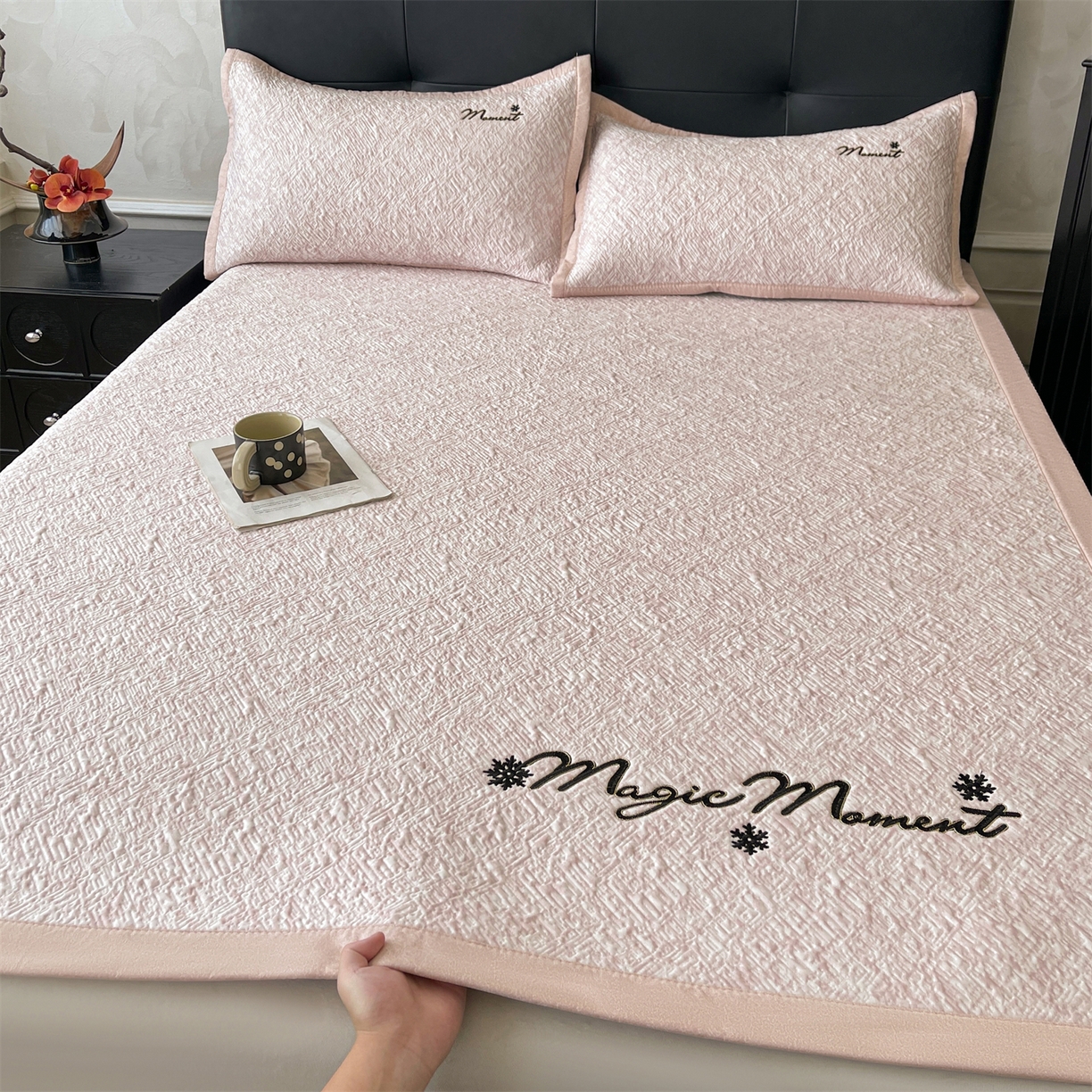 91家纺网 家纺一手货源 找家纺 慕木家纺 2026新款巴洛克刺绣系列冰豆豆凉席和床笠凉席席子空调软席 巴洛克-粉 床席款