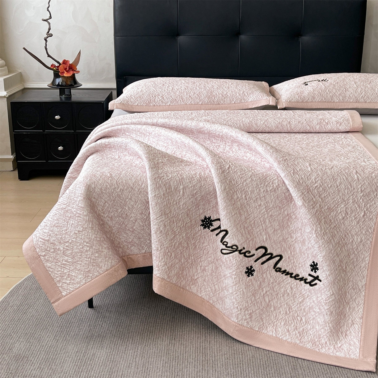 91家纺网 家纺一手货源 找家纺 慕木家纺 2026新款巴洛克刺绣系列冰豆豆凉席和床笠凉席席子空调软席 巴洛克-粉 床席款