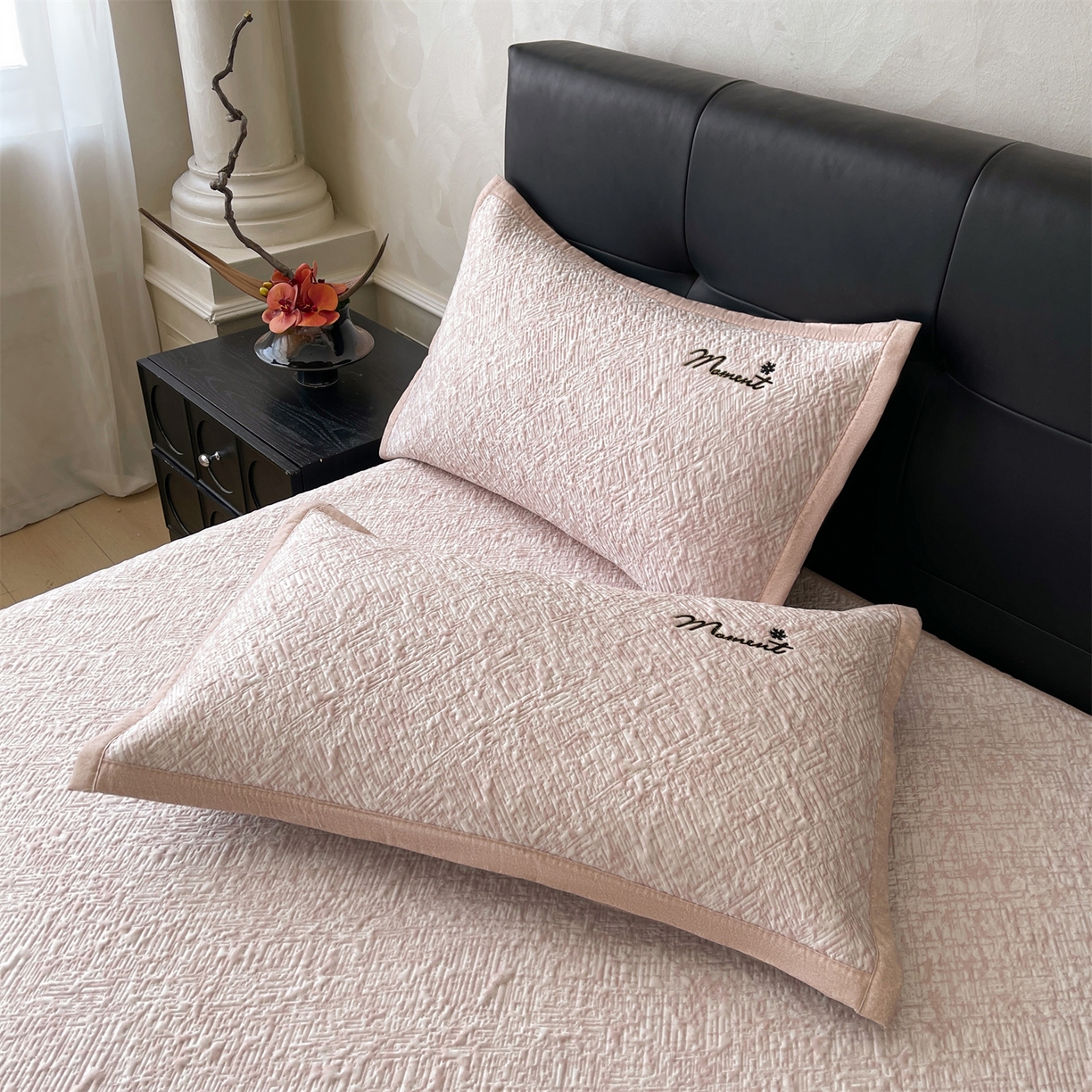 91家纺网 家纺一手货源 找家纺 慕木家纺 2026新款巴洛克刺绣系列冰豆豆凉席和床笠凉席席子空调软席 巴洛克-粉 床席款