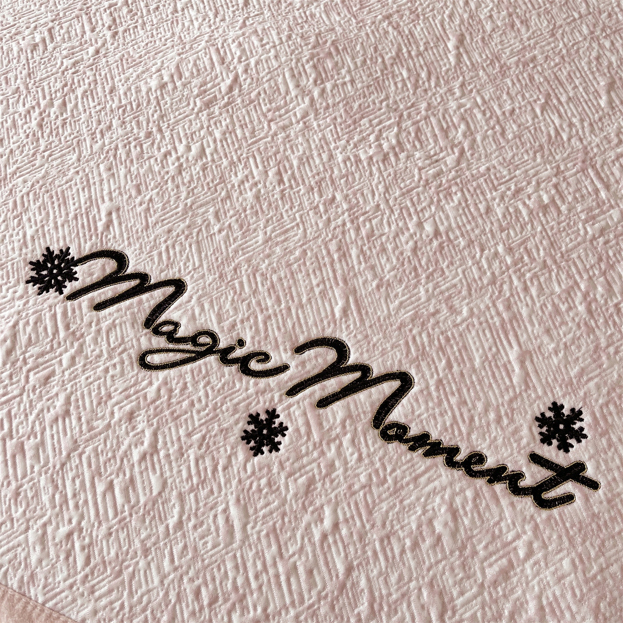 91家纺网 家纺一手货源 找家纺 慕木家纺 2026新款巴洛克刺绣系列冰豆豆凉席和床笠凉席席子空调软席 巴洛克-粉 床席款