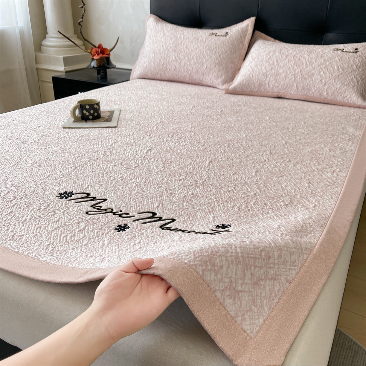 91家纺网 家纺一手货源 找家纺 慕木家纺 2026新款巴洛克刺绣系列冰豆豆凉席和床笠凉席席子空调软席 巴洛克-粉 床席款