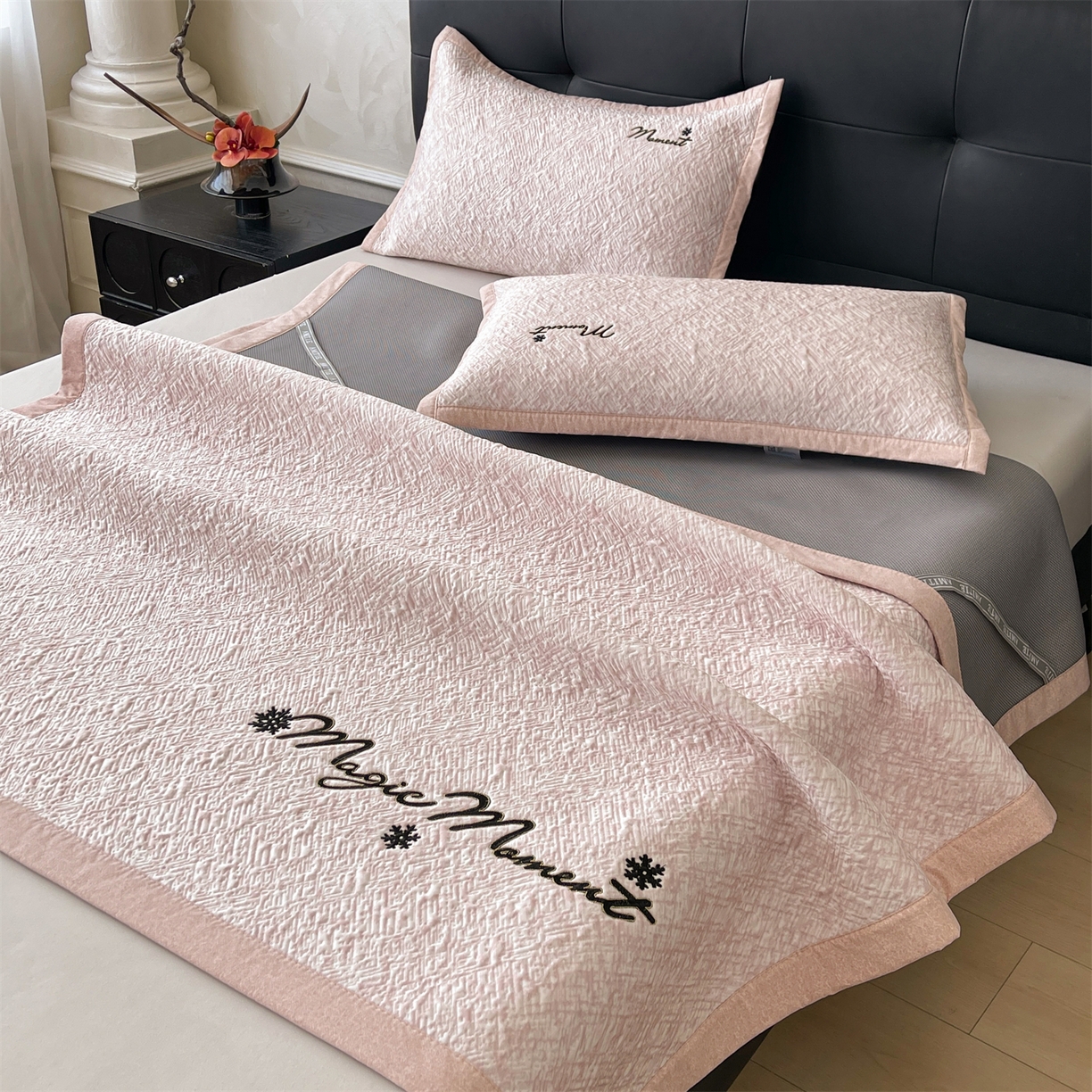 91家纺网 家纺一手货源 找家纺 慕木家纺 2026新款巴洛克刺绣系列冰豆豆凉席和床笠凉席席子空调软席 巴洛克-粉 床席款