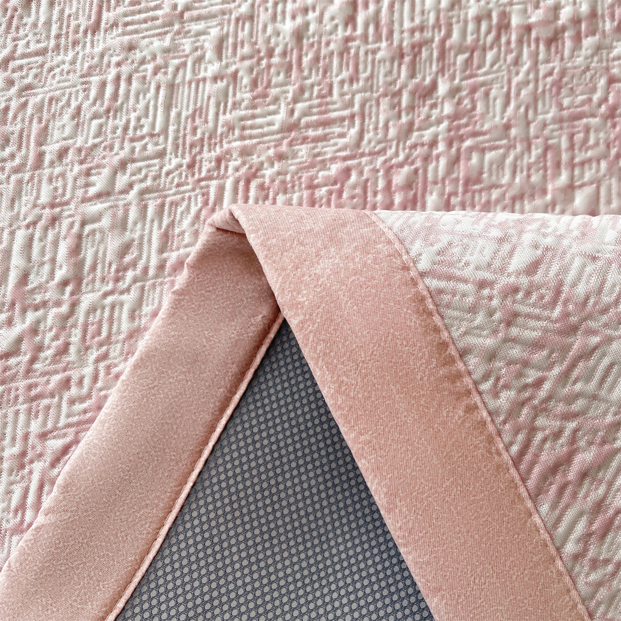 91家纺网 家纺一手货源 找家纺 慕木家纺 2026新款巴洛克刺绣系列冰豆豆凉席和床笠凉席席子空调软席 巴洛克-粉 床席款