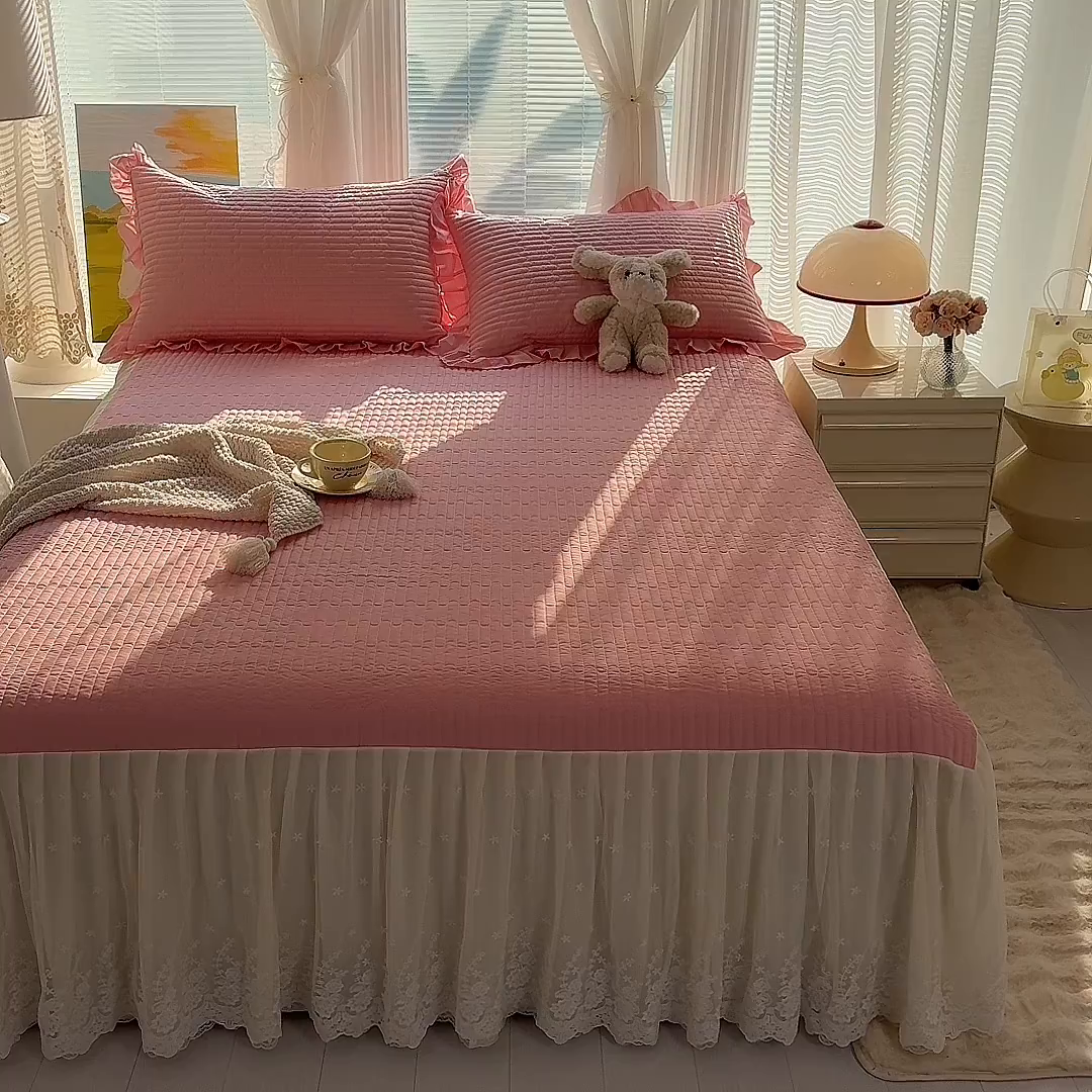 91家纺网 家纺一手货源 找家纺 （总）花香四季家纺 2026新款13376全棉夹棉床裙三件套13372纯棉纯色四件套套件蕾丝公主风