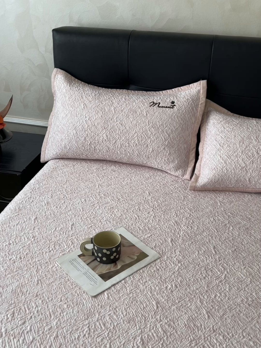 91家纺网 家纺一手货源 找家纺 慕木家纺 2026新款巴洛克刺绣系列冰豆豆凉席和床笠凉席席子空调软席 巴洛克-粉 床席款