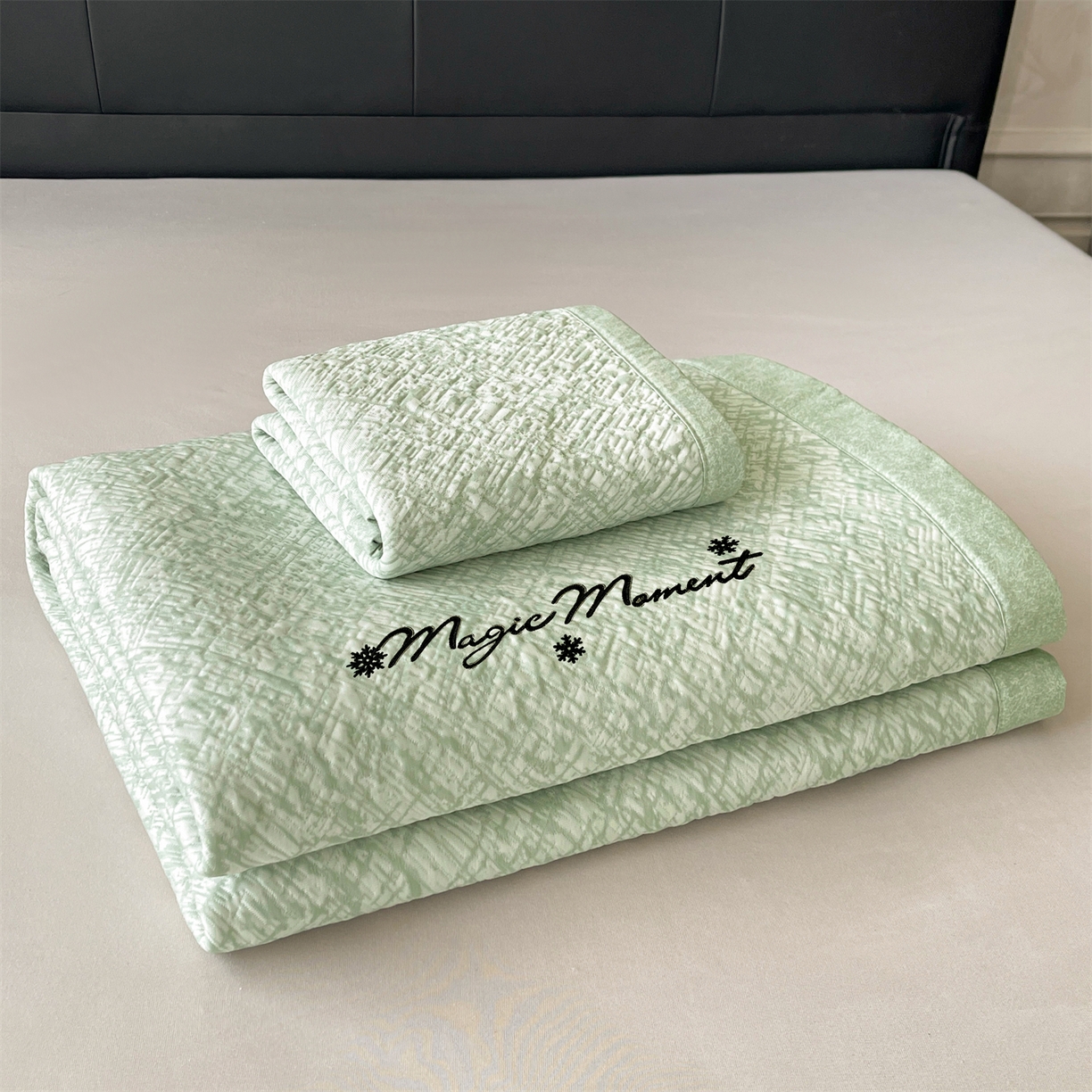 91家纺网 家纺一手货源 找家纺 慕木家纺 2026新款巴洛克刺绣系列冰豆豆凉席和床笠凉席席子空调软席 巴洛克-绿 床席款