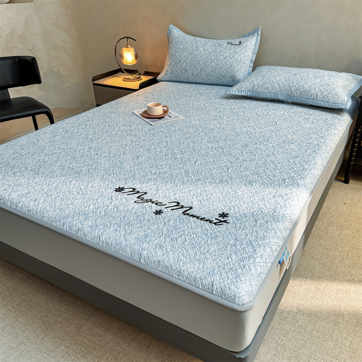 91家纺网 家纺一手货源 找家纺 慕木家纺 2026新款巴洛克刺绣系列冰豆豆凉席和床笠凉席席子空调软席 巴洛克-蓝 床笠款