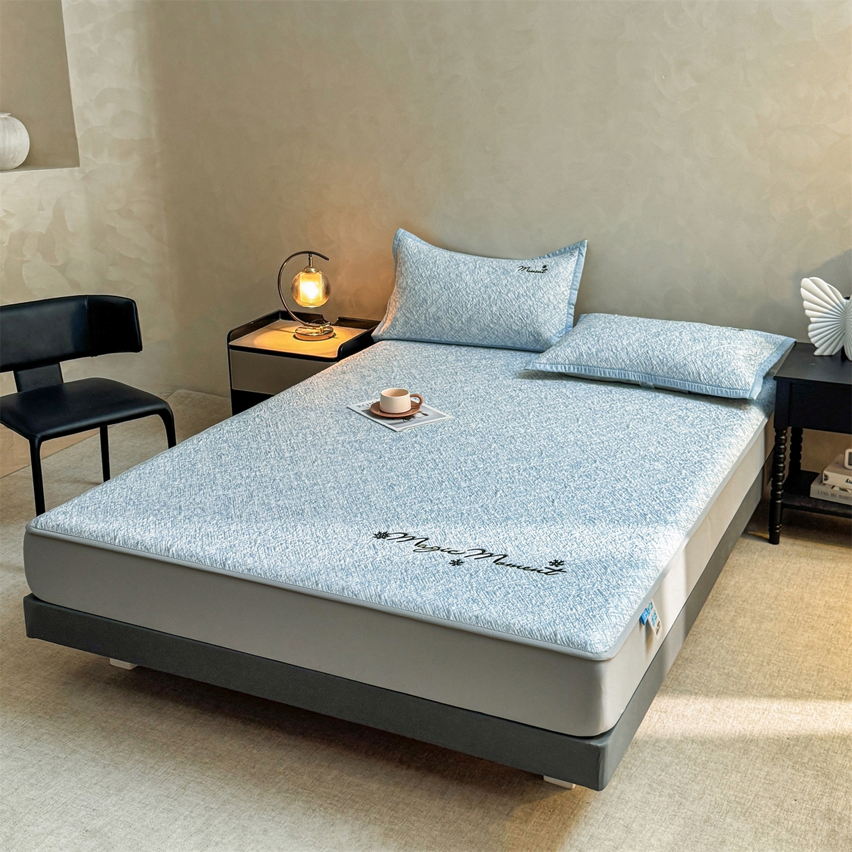 91家纺网 家纺一手货源 找家纺 慕木家纺 2026新款巴洛克刺绣系列冰豆豆凉席和床笠凉席席子空调软席 巴洛克-蓝 床笠款