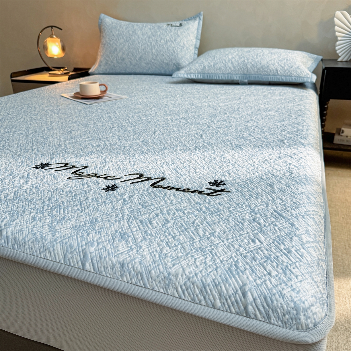 91家纺网 家纺一手货源 找家纺 慕木家纺 2026新款巴洛克刺绣系列冰豆豆凉席和床笠凉席席子空调软席 巴洛克-蓝 床笠款