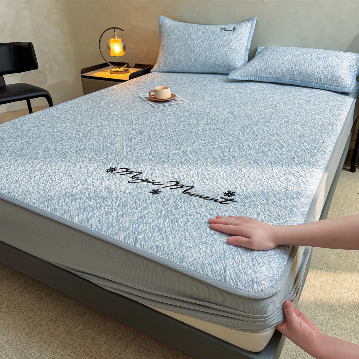 91家纺网 家纺一手货源 找家纺 慕木家纺 2026新款巴洛克刺绣系列冰豆豆凉席和床笠凉席席子空调软席 巴洛克-蓝 床笠款