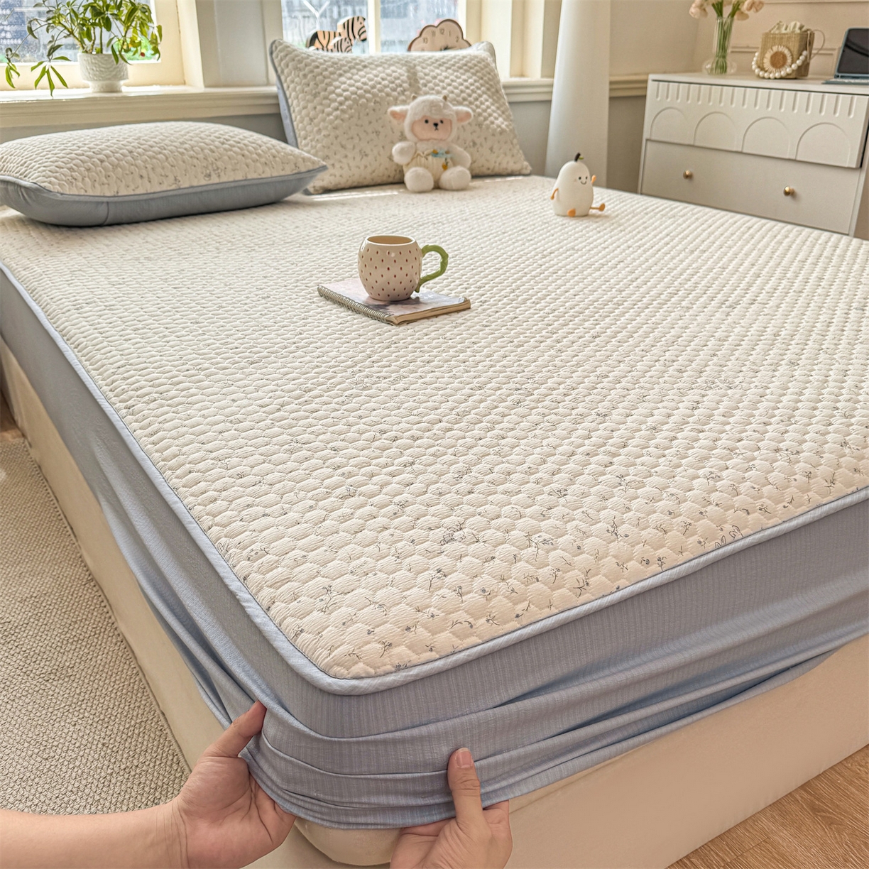 91家纺网 家纺一手货源 找家纺 居眠 2026新款A类印花皱皱纱夹棉防水床笠 花间兔