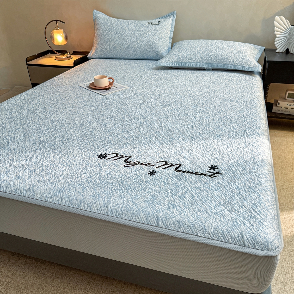 91家纺网 家纺一手货源 找家纺 慕木家纺 2026新款巴洛克刺绣系列冰豆豆凉席和床笠凉席席子空调软席 巴洛克-蓝 床笠款