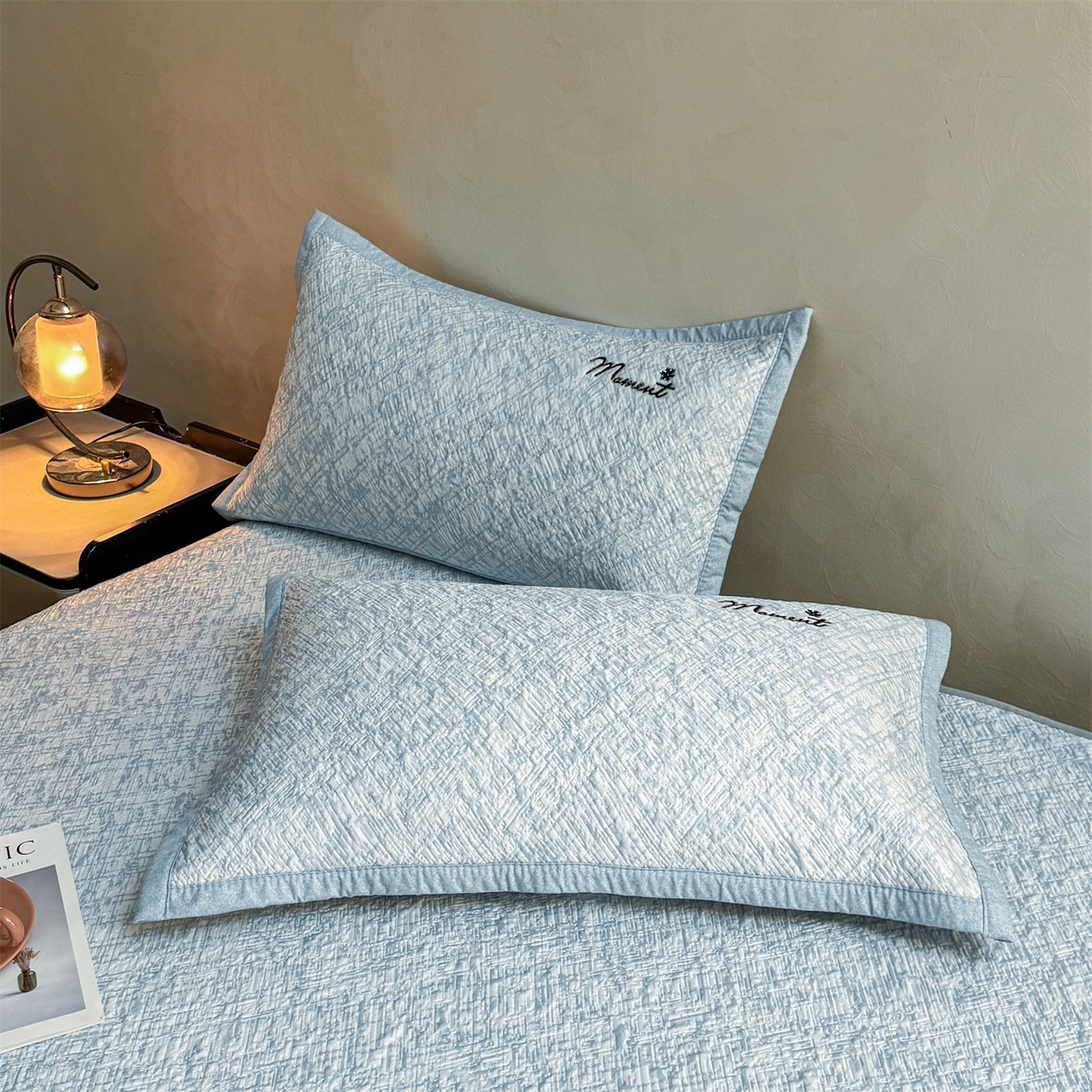 91家纺网 家纺一手货源 找家纺 慕木家纺 2026新款巴洛克刺绣系列冰豆豆凉席和床笠凉席席子空调软席 巴洛克-蓝 床笠款