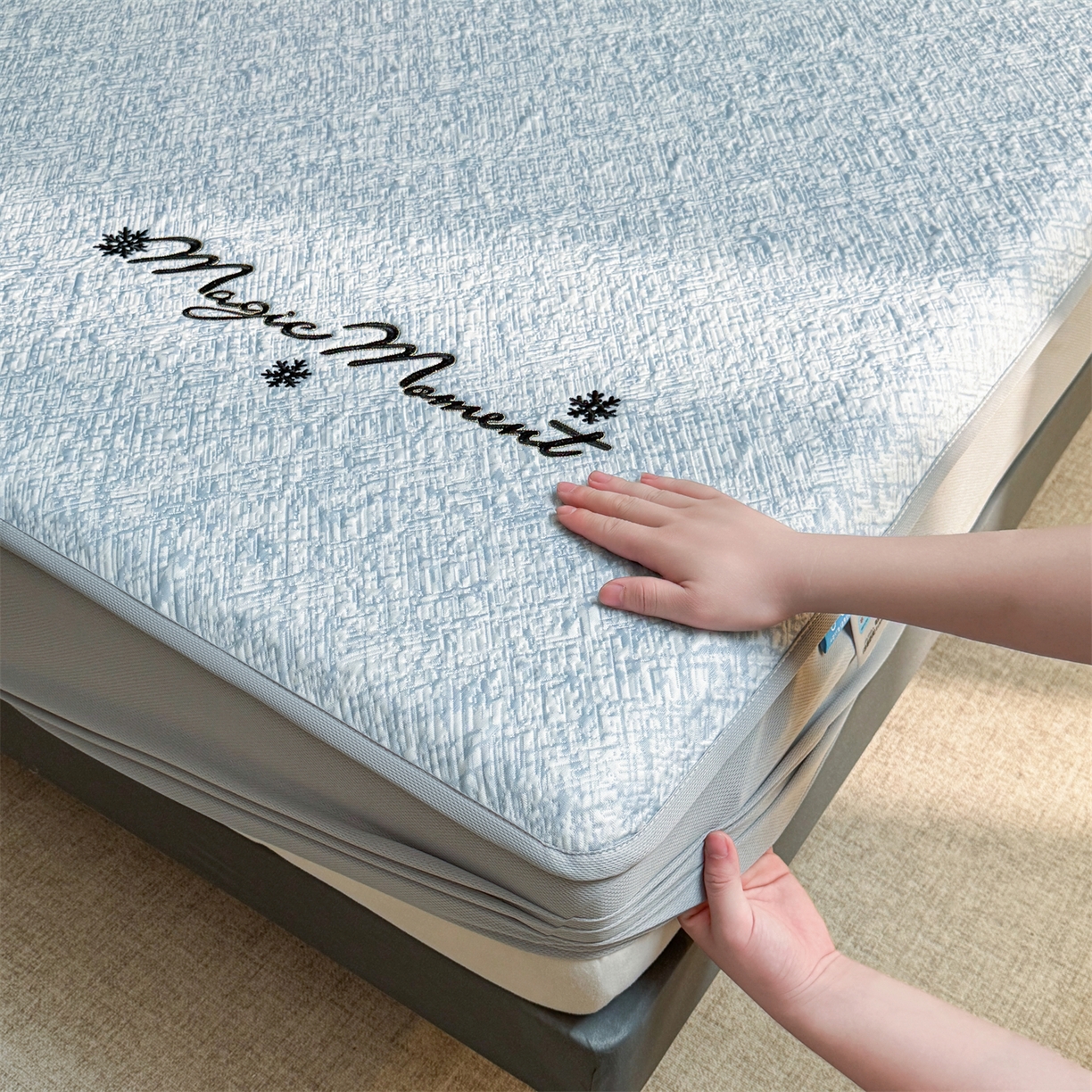 91家纺网 家纺一手货源 找家纺 慕木家纺 2026新款巴洛克刺绣系列冰豆豆凉席和床笠凉席席子空调软席 巴洛克-蓝 床笠款