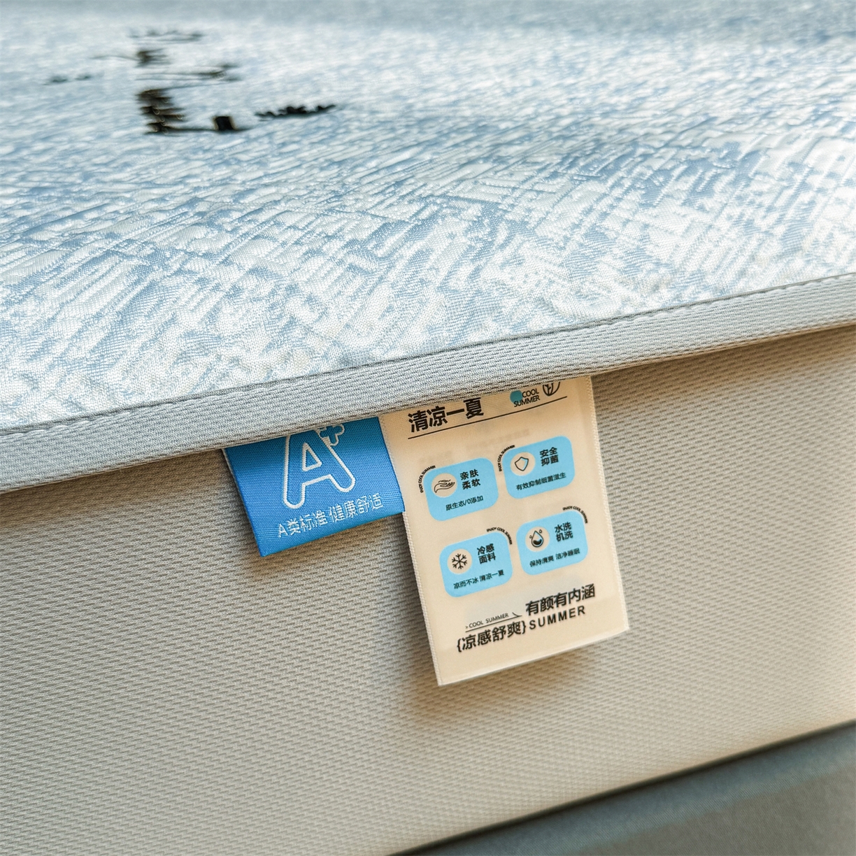 91家纺网 家纺一手货源 找家纺 慕木家纺 2026新款巴洛克刺绣系列冰豆豆凉席和床笠凉席席子空调软席 巴洛克-蓝 床笠款