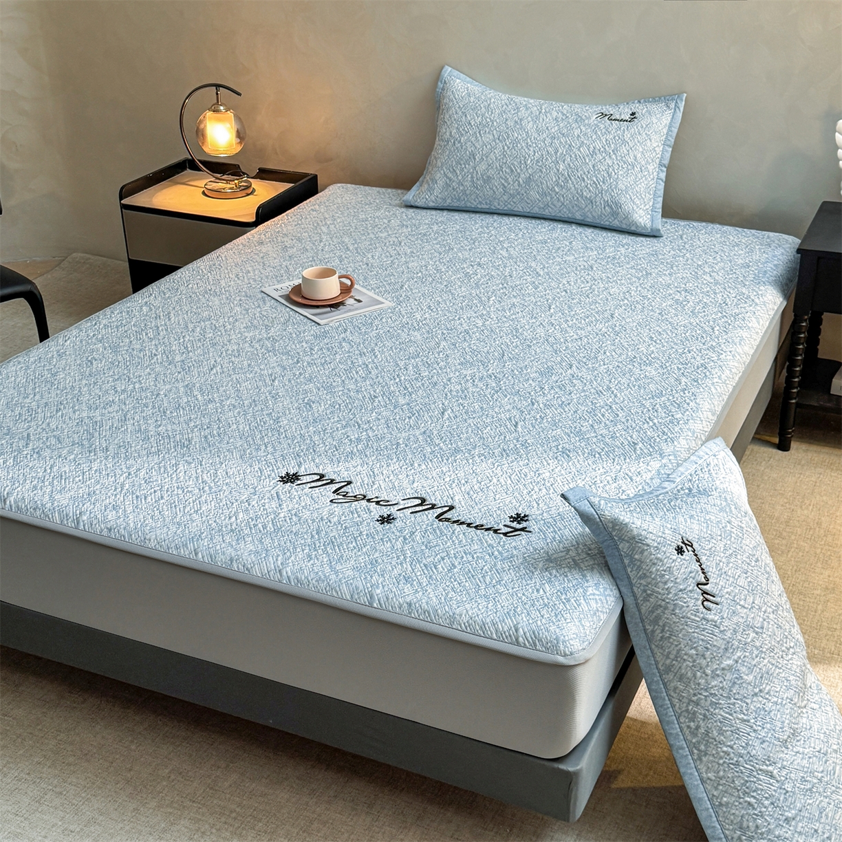 91家纺网 家纺一手货源 找家纺 慕木家纺 2026新款巴洛克刺绣系列冰豆豆凉席和床笠凉席席子空调软席 巴洛克-蓝 床笠款