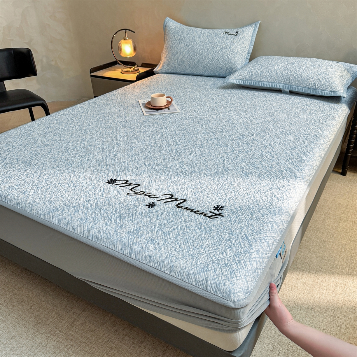 91家纺网 家纺一手货源 找家纺 慕木家纺 2026新款巴洛克刺绣系列冰豆豆凉席和床笠凉席席子空调软席 巴洛克-蓝 床笠款