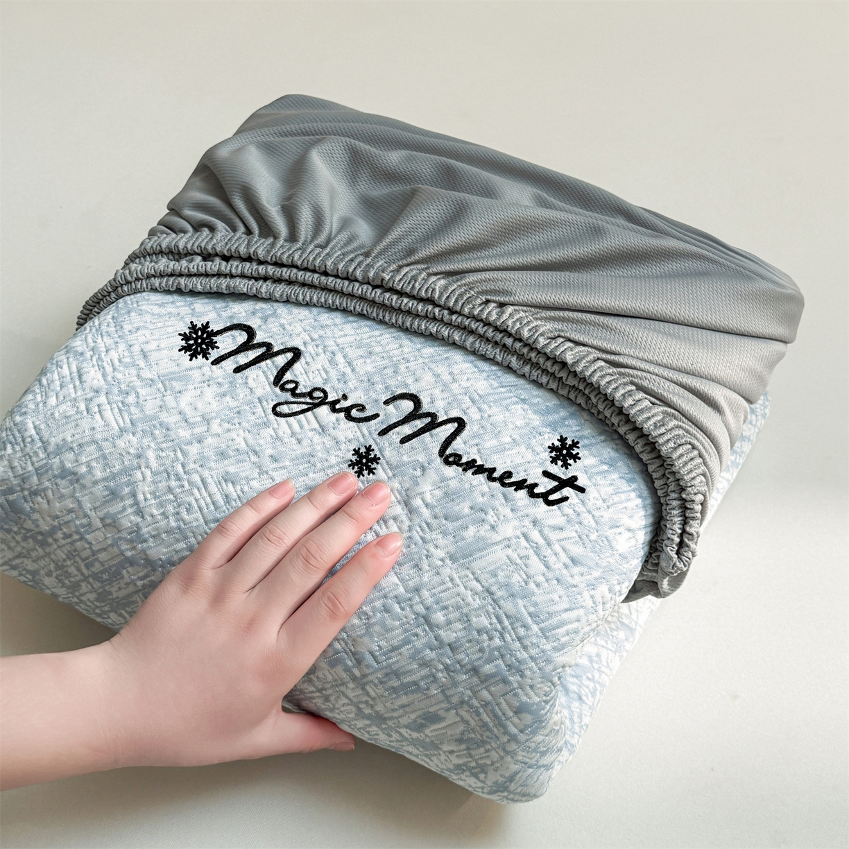 91家纺网 家纺一手货源 找家纺 慕木家纺 2026新款巴洛克刺绣系列冰豆豆凉席和床笠凉席席子空调软席 巴洛克-蓝 床笠款